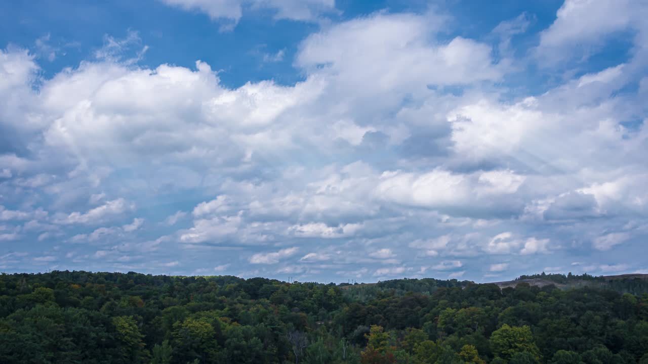 la luz rompiendo a través de la masa de nubes. hermoso paisaje de nubes soleadas. hermoso panorama de nubes, lapso de tiempo de nubes moviéndose en el cielo y el sol brillando a través de las nubes con rayos. bucle 4k