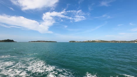 View-from-the-rear-of-a-tour-boat-from-Koh-Samui-to-Koh-Phangan,-Thailand