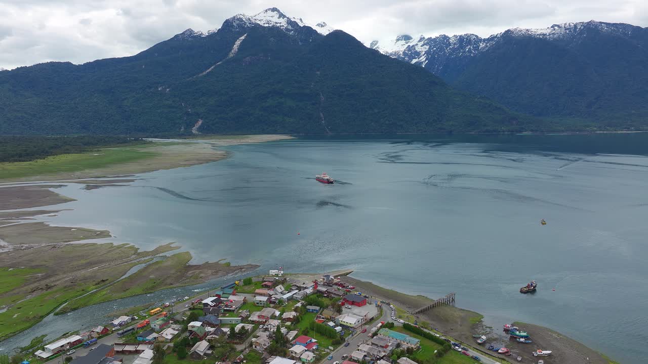 vista aérea sobre hualaihué, una comuna chilena ubicada en la provincia de palena, región de los lagos al lado de la vía fluvial del fiordo