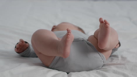bebé tendido en una cama
