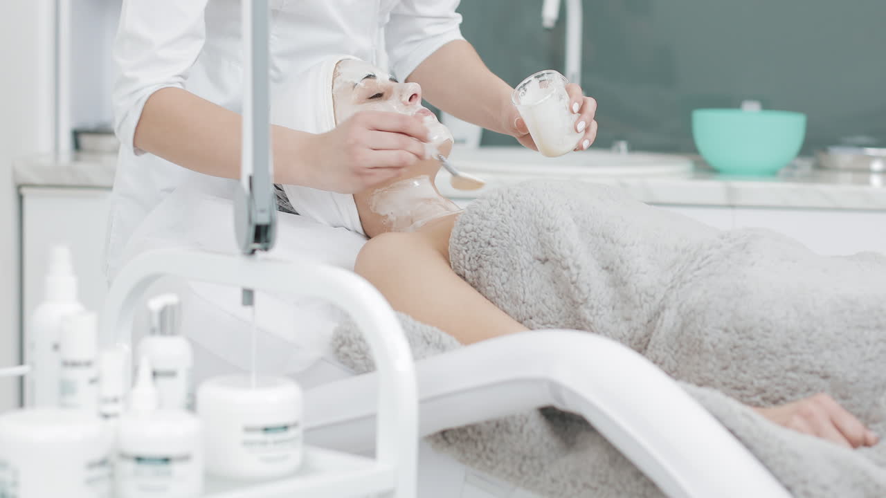 스파에서 얼굴 치료를 받는 여자