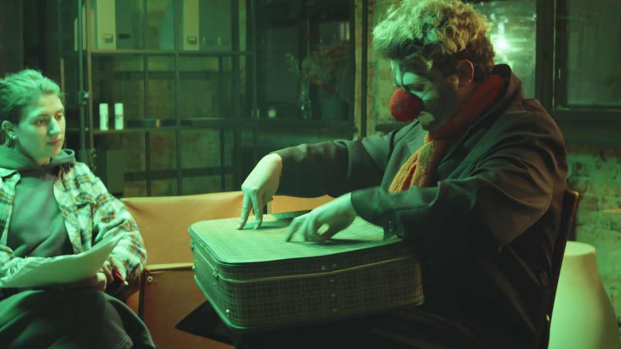 여자 감독과 리허설을 하는 조롱거리