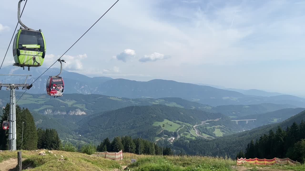 Funivia a Zauberberg Semmering, in Austria, filmata in 4K a 30 FPS dal basso.