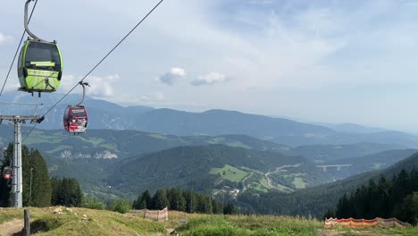 Seilbahn-In-Zauberberg-Semmering,-In-Österreich,-Gefilmt-In-4K-30-Fps-Von-Unten