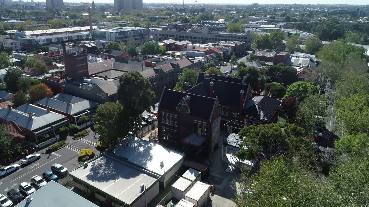 건설중인 원래 학교 외관은 멜번 도심과 커미션 타워를 드러내고 있습니다.