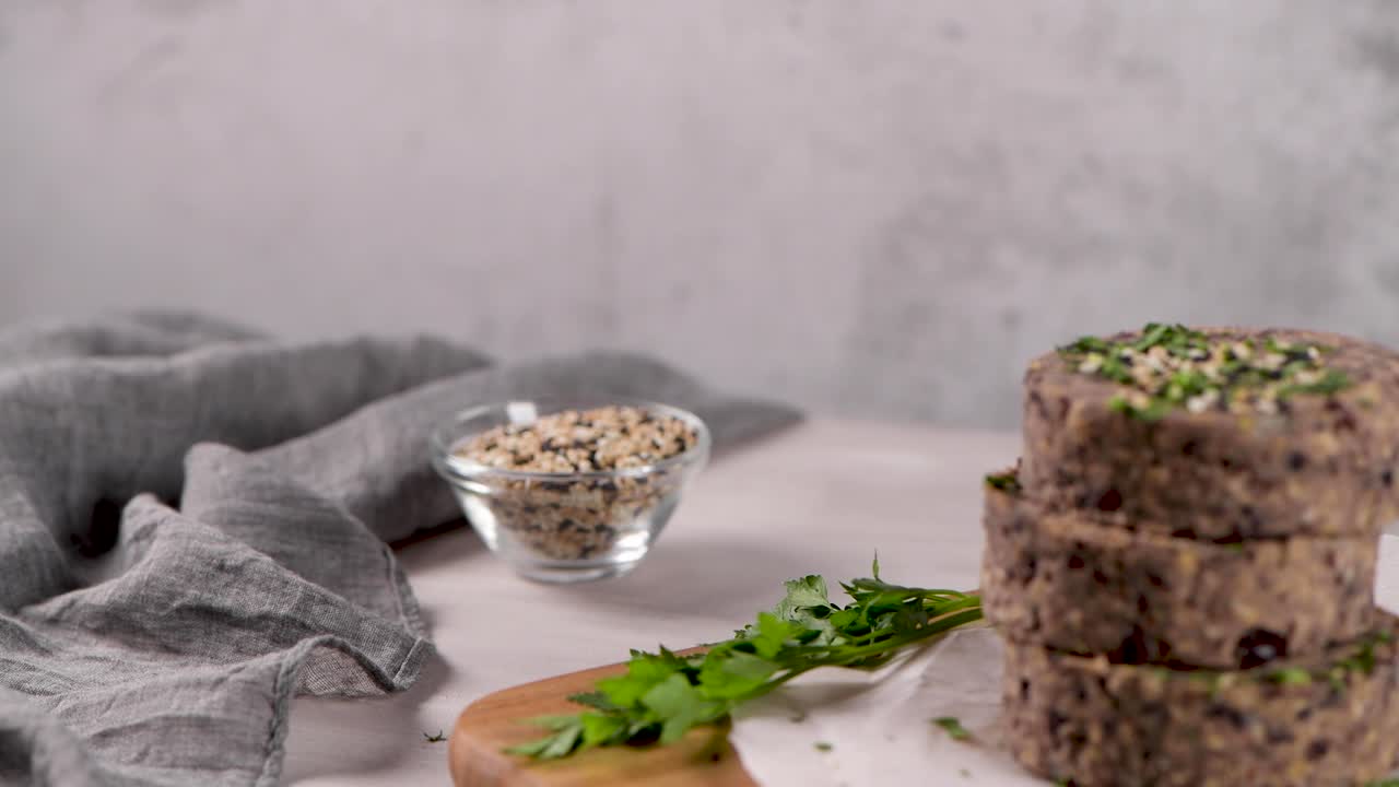 hamburguesa vegetal cruda con frijoles negros