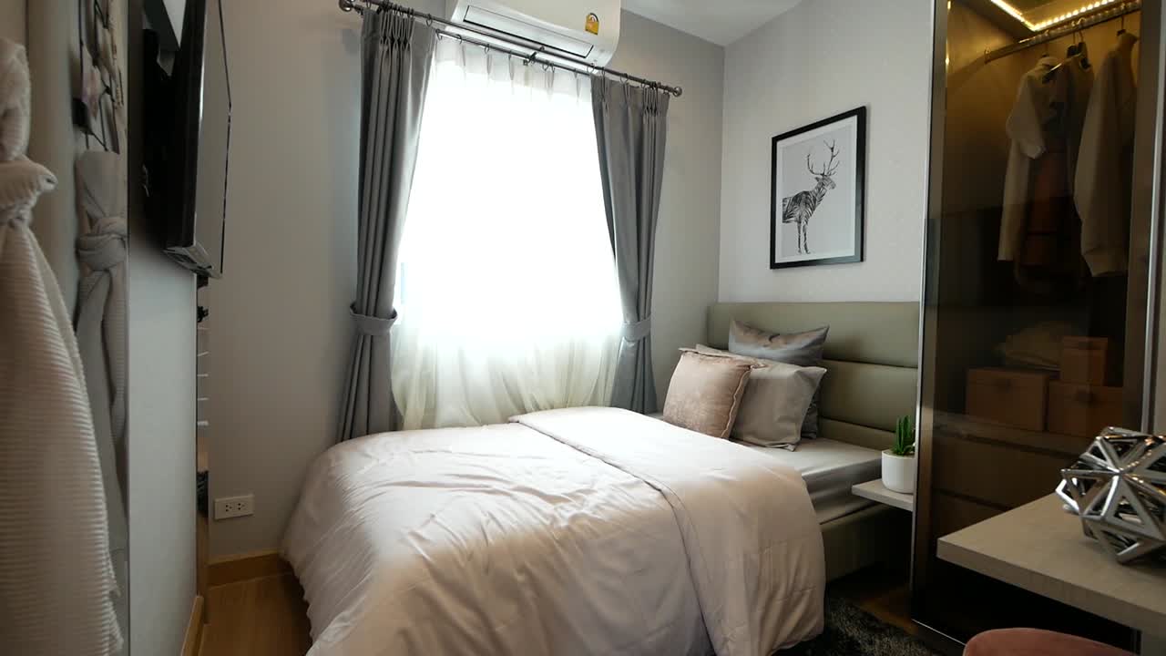 decoración de dormitorio de colores claros y brillantes con muebles elegantes