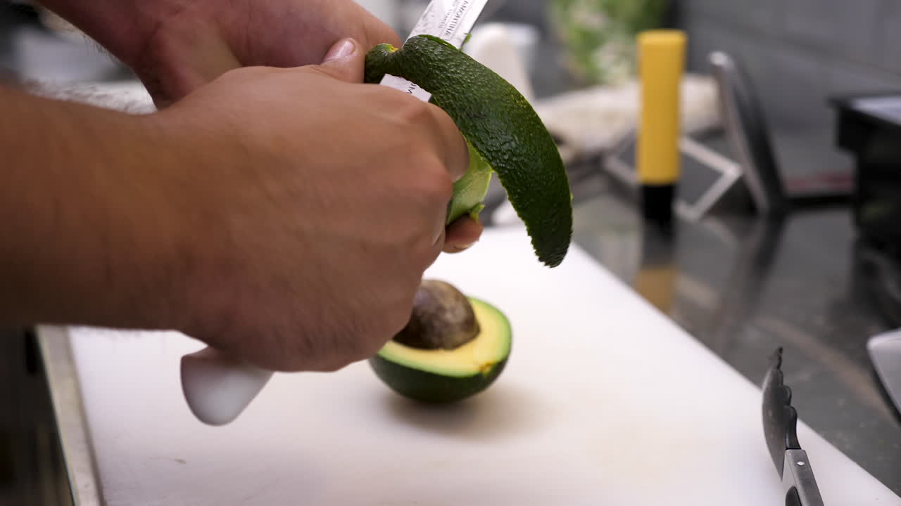 Sådan skræller du en avocado med en kniv