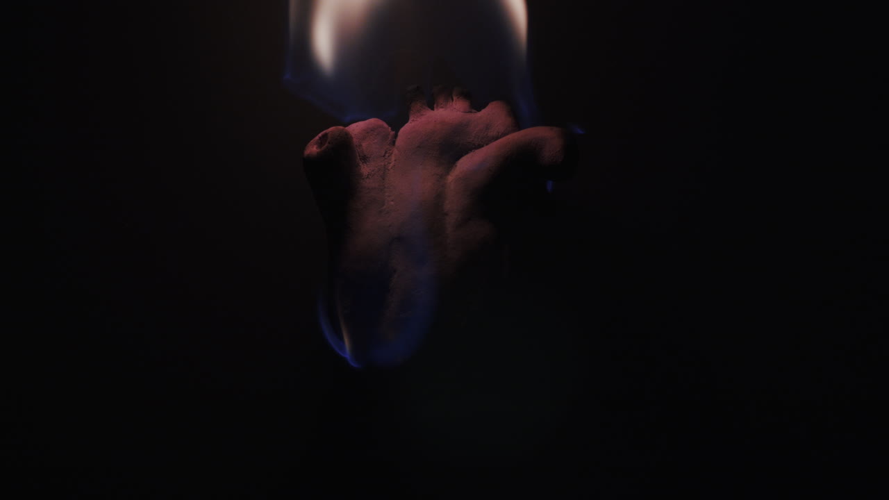 primer plano de cámara lenta de un corazón anatómicamente correcto en llamas