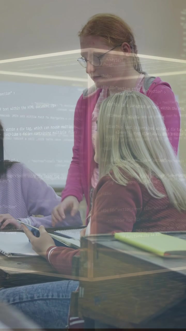 Video verticale: Studente che si china indicando il laptop, creando una sovrapposizione di codice e segnando appunti per i compiti.