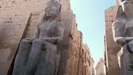 statuen von ramses ii. am eingang des luxor-tempels in ägypten