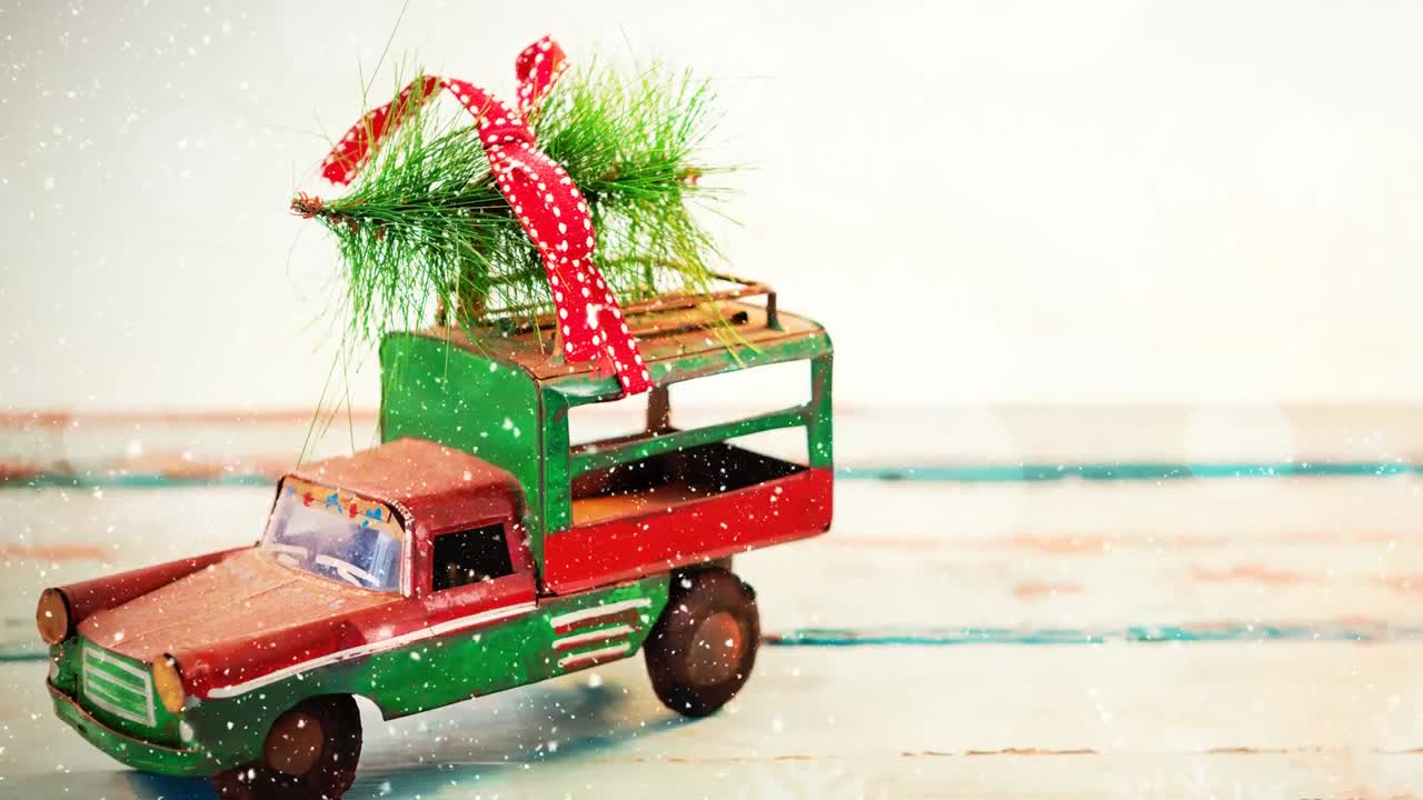 눈이 내리는 것과 함께 지붕에 소나무가 있는 모델 자동차