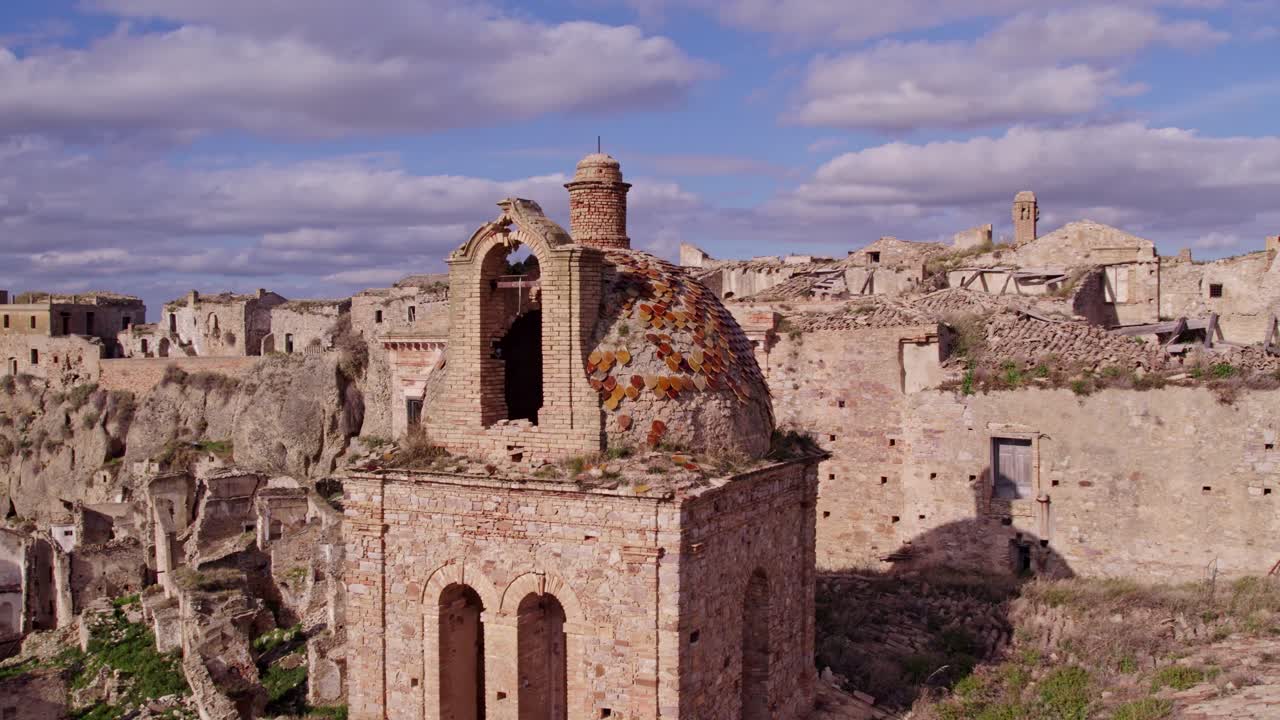 Craco, Matera, İtalya'da tepedeki yıkık dökük kalıntılarıyla ürkütücü hayalet kasaba.