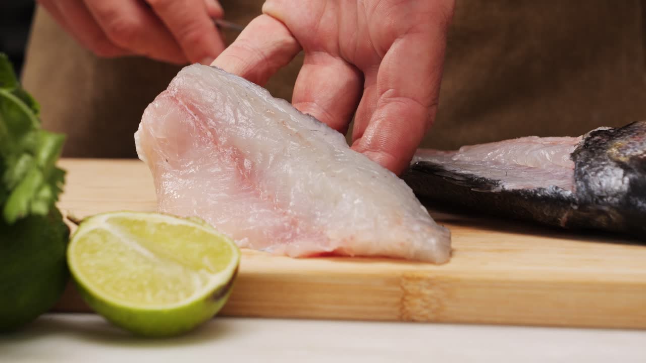 생선 필레를 준비하는 것