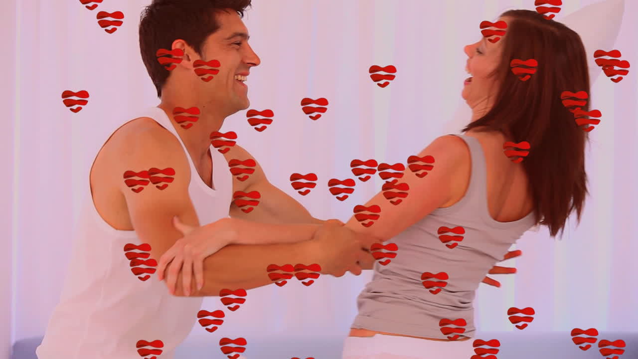 백인 커플의 베개 싸움에 대한 심장 아이콘의 애니메이션