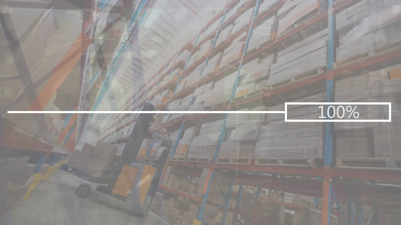 창고의 카드보드 상자에 대한 낮은 각도에서 바와 라인에서 변하는 숫자의 애니메이션