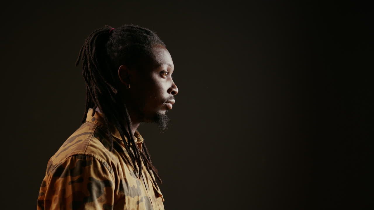 persona sonriente posando en el estudio con fondo negro