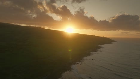 뉴질랜드, catlins, 공중에서 해안 언덕의 실루엣을 만드는 밝은 햇빛