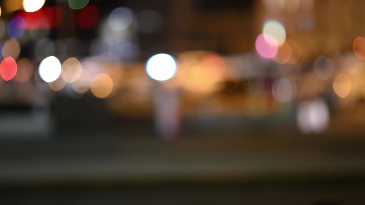Luci della Città Sfocate e Traffico Notturno con Effetto Bokeh
