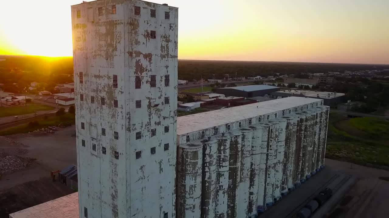 toma aérea de drones de un elevador de granos en wichita kansas