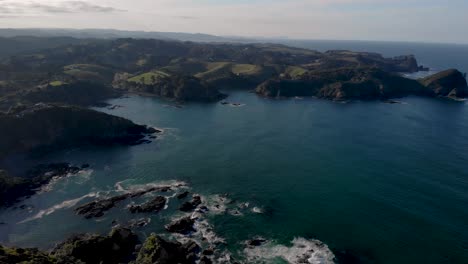 Landschaft-Des-Grünen-Archipels-Mit-Tosenden-Küstenwellen-Auf-Der-Nordinsel,-Neuseeland