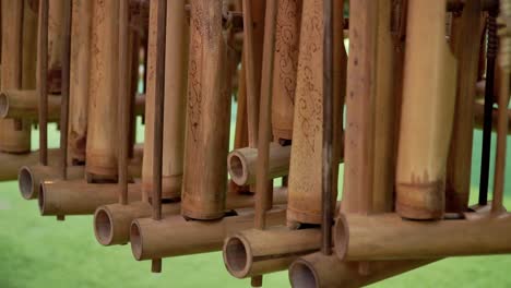 disposición para colgar instrumentos musicales angklung