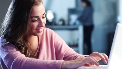 una adolescente deprimida y triste usando una computadora portátil