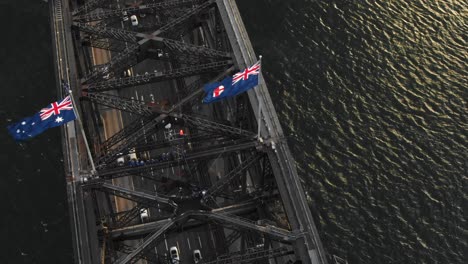 Antena-Dando-Vueltas-Sobre-El-Puente-Del-Puerto-De-Sydney-Y-El-Tráfico-De-Automóviles