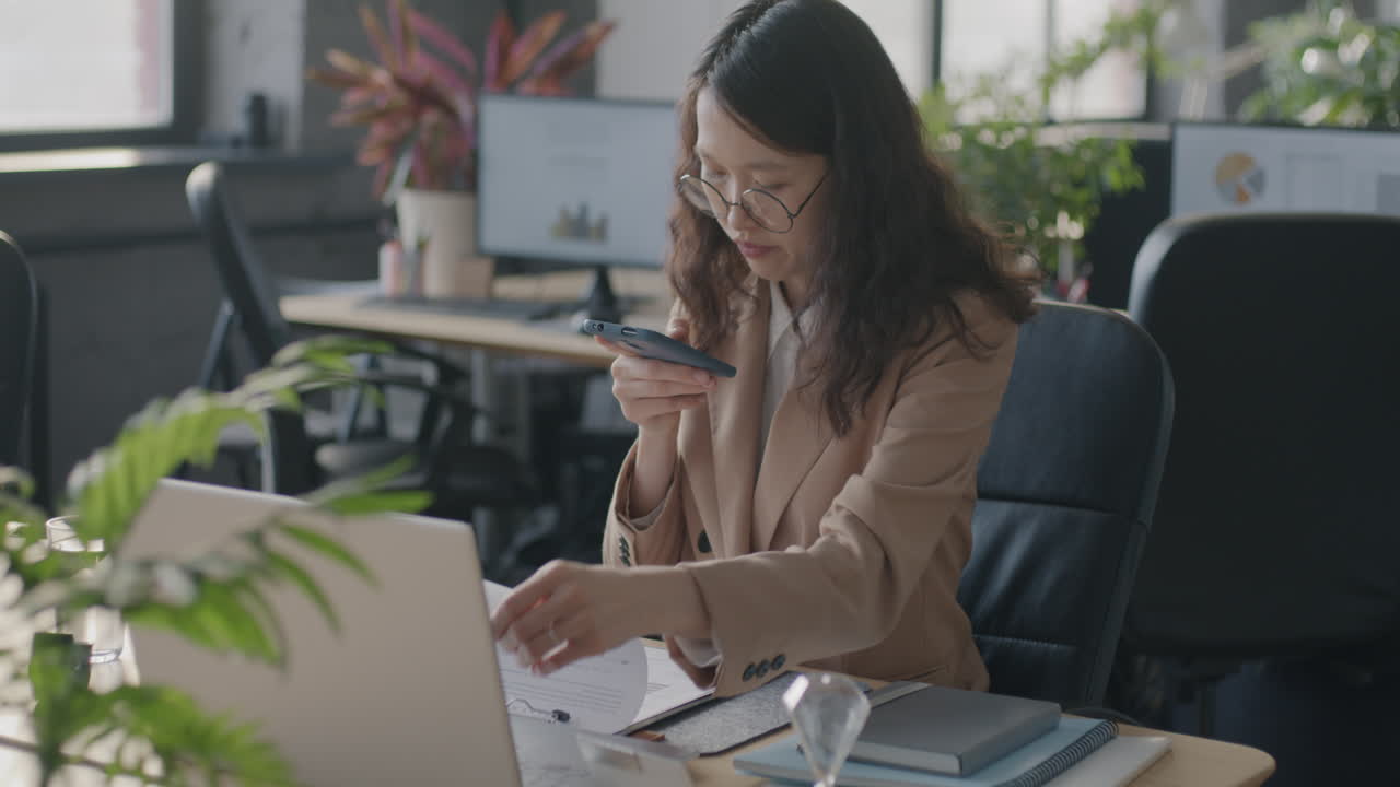 Mulher de Negócios Digitalizando Documentos em Escritório Moderno