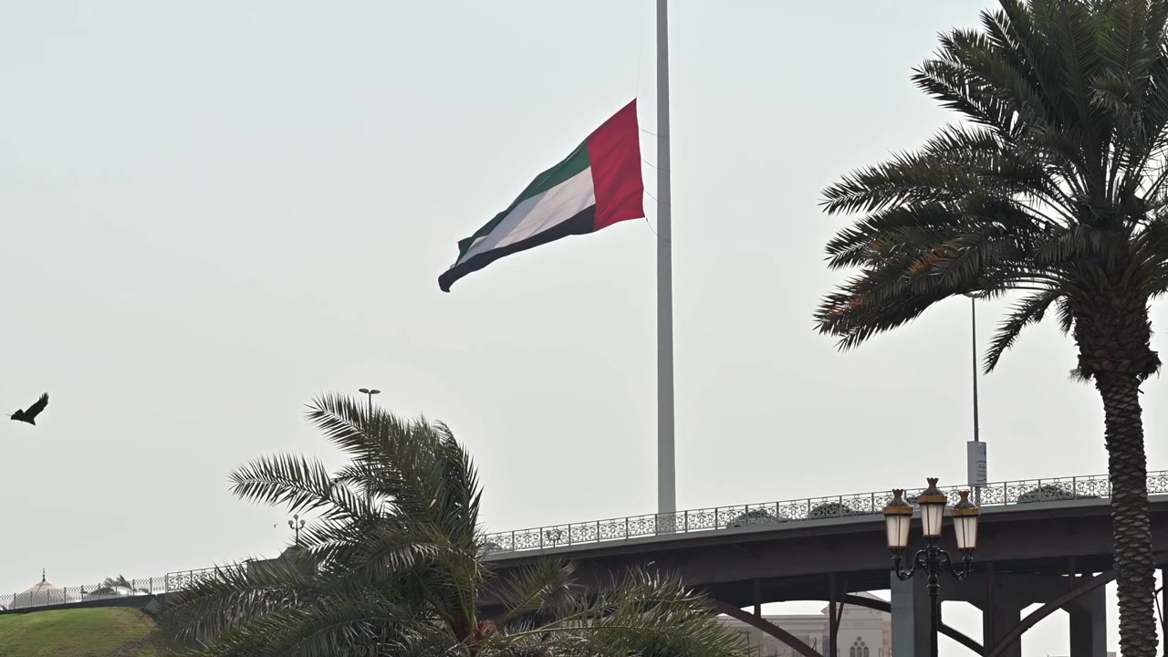 Quốc kỳ UAE hạ xuống như một biểu tượng của sự tang tóc và đoàn kết