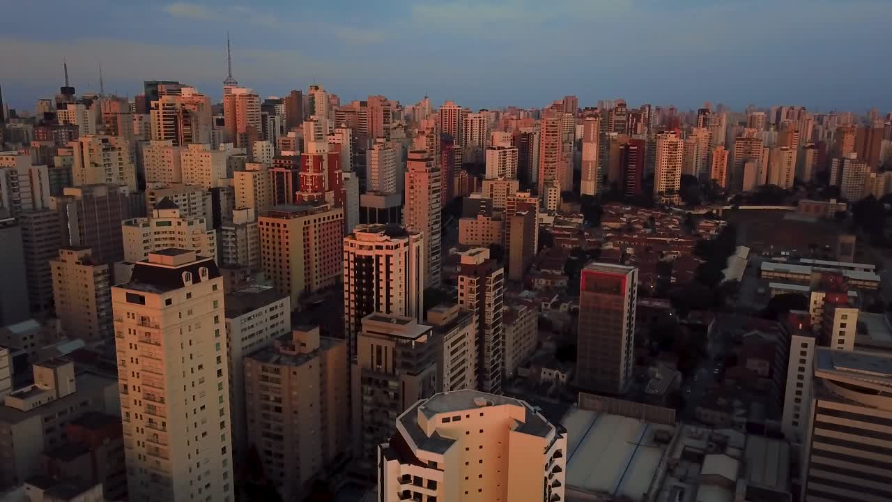 estableciendo una foto aérea de una impresionante puesta de sol roja en el centro de sao paulo, brasil con un hermoso cielo de color y edificios