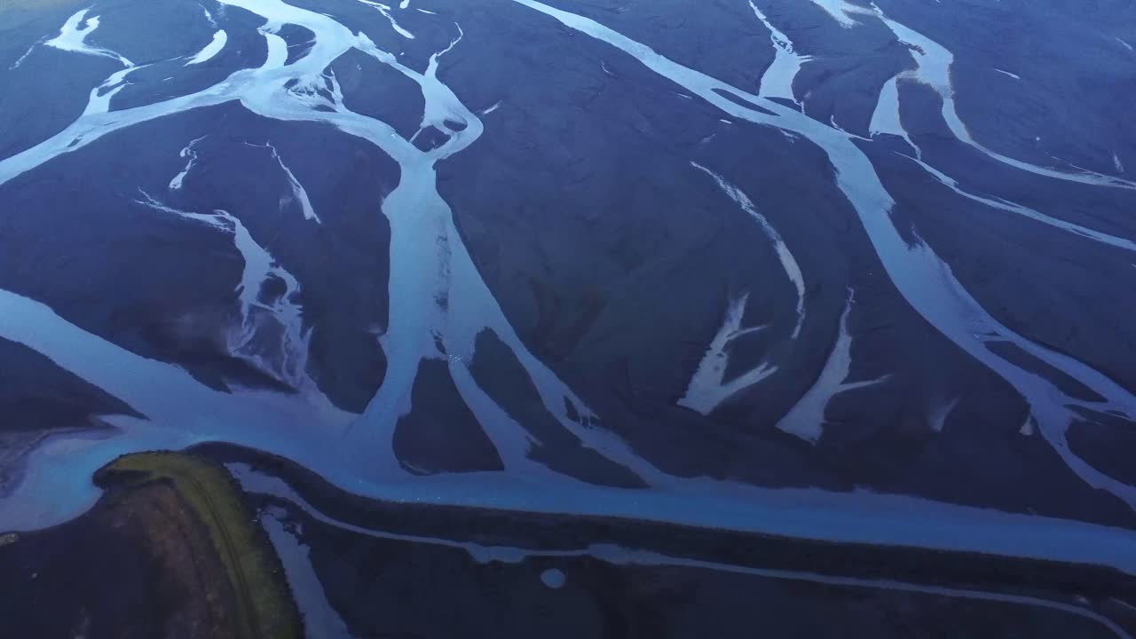 estuario del río en el valle verde