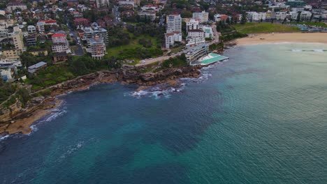 Blick-Von-Oben-Auf-Die-Tintenfischbucht-Und-Den-Eisbergpool-Am-Meer-Von-South-Bondi-Beach-In-New-South-Wales,-Australien