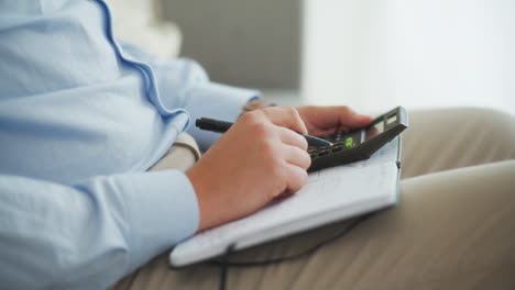 el hombre de negocios calcula los gastos del hogar.