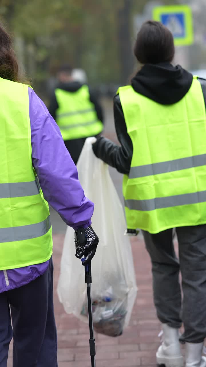 voluntarios de la comunidad limpiando una calle de la ciudad
