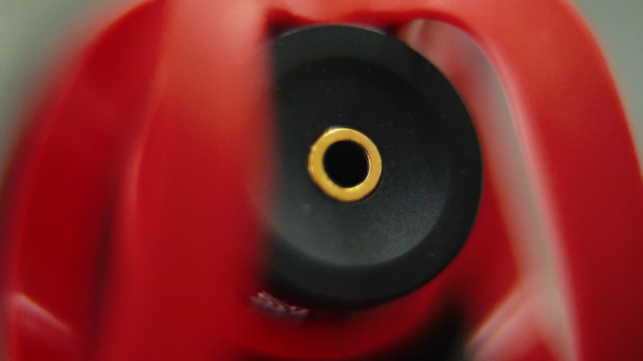 macro disparo de un micrófono de escopeta, entrada pl, micrófone rojo en la parte trasera, equipo de cámara, equipo de grabación de sonido, cámara lenta 120 fps, full hd, inclinación hacia arriba movimiento suave