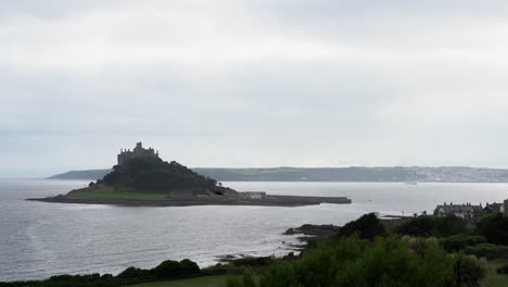 Blick-Von-Einer-Terrasse-In-Marazion-Auf-Die-Englische-Mittelalterliche-Burg-Und-Die-Kirche-Von-St-Michael&#39;s-Mount-In-Cornwall-An-Einem-Bewölkten-Frühlingstag