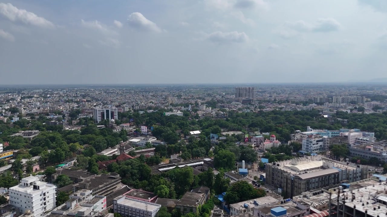 Veduta dall'alto del paesaggio urbano di Vijayawada, che mette in risalto la collina che fa da sfondo alla città.