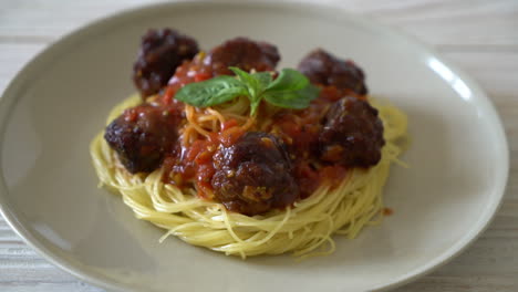 Espaguetis-Con-Albóndigas-En-Plato