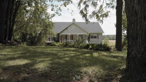 Rope-swing-in-the-beautiful-backyard-of-a-Bed-and-Breakfast-at-the-Strathmere-resort-and-spa-in-Ottawa,-Ontario