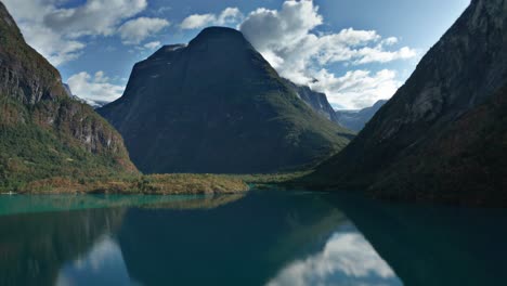 Hyperlapse-Luftaufnahme-über-Dem-Loen-See