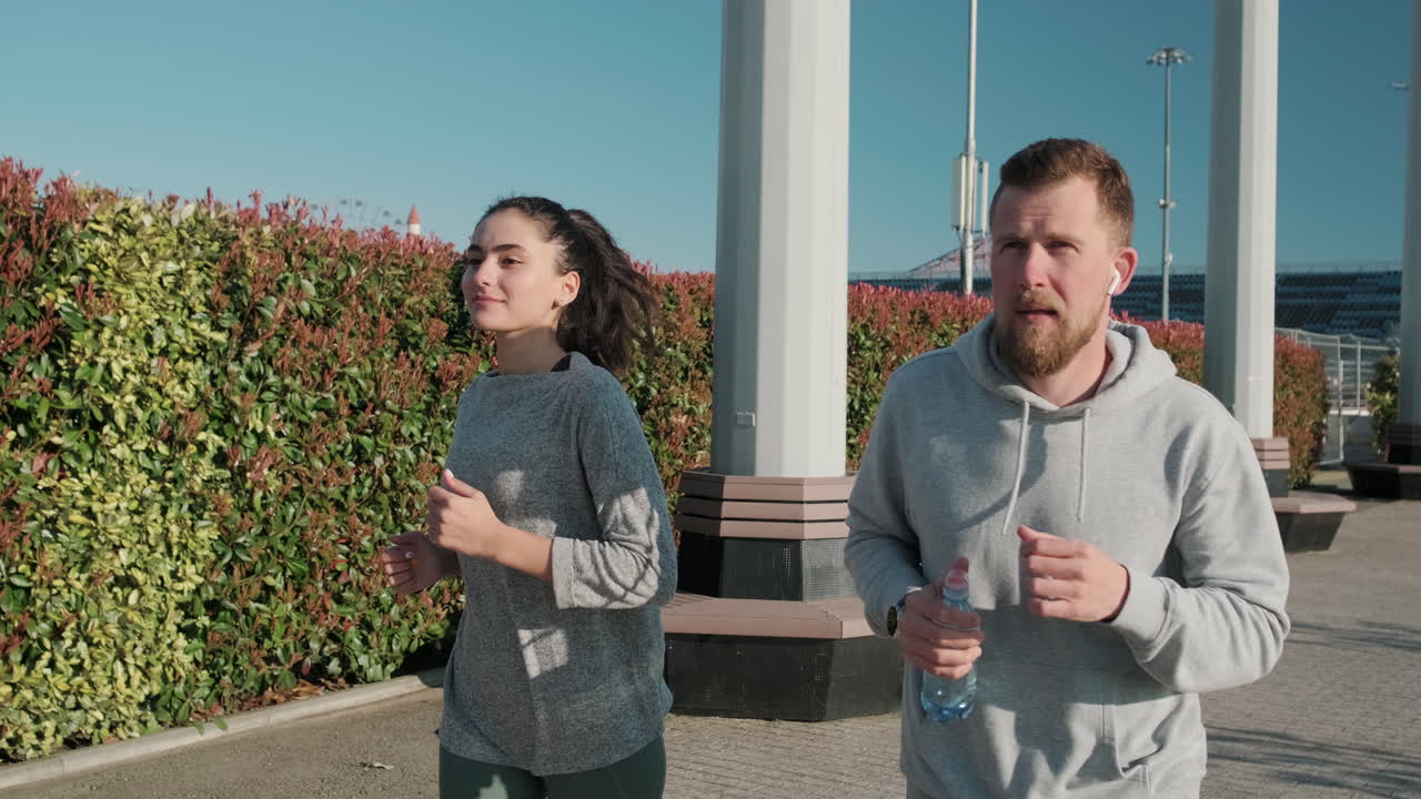 야외에서 달리는 커플