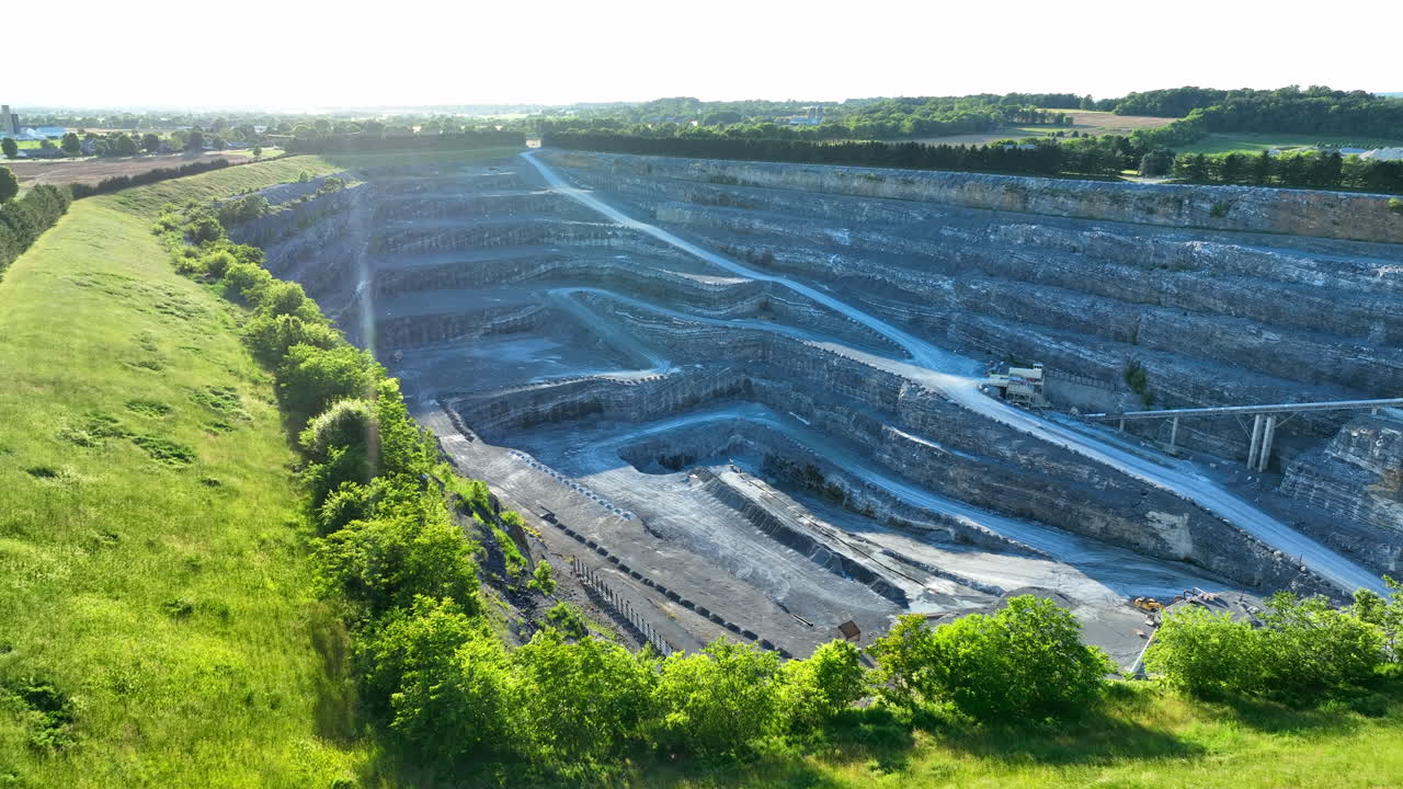 toma orbital de una gran cantera al atardecer