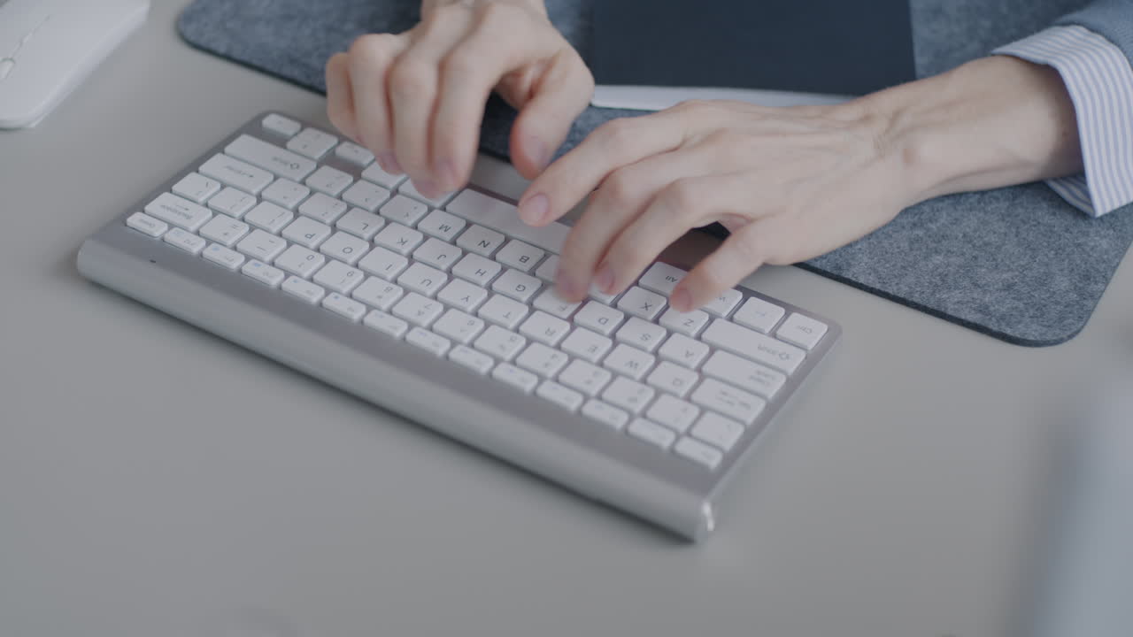 책상 에서 키보드 를 입력 하는 사람