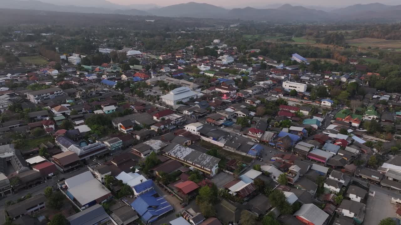 Desa Pai bermandikan cahaya senja, pemandangan udara