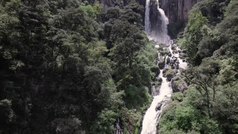 Cascada-Y-Río-En-Las-Montañas:-Día-Soleado-Temporada-De-Verano