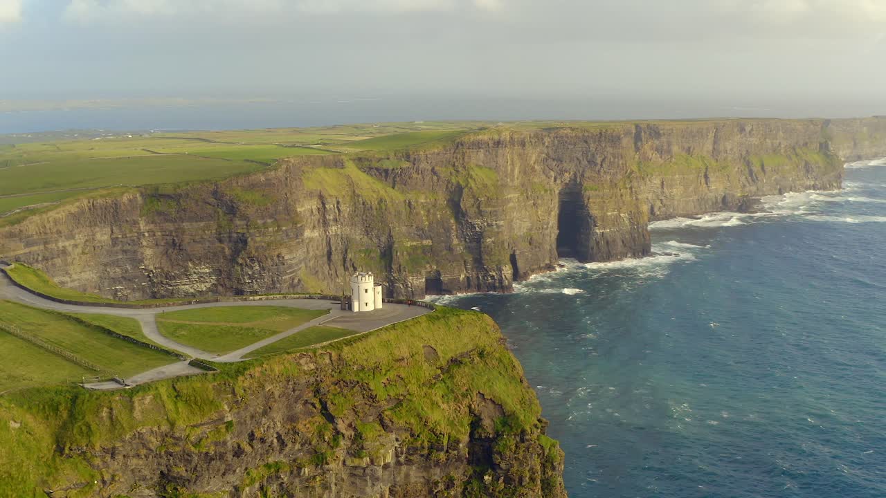 una toma aérea dinámica orbita la torre de o'brien, mostrando los majestuosos acantilados de moher