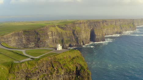 Dynamische-Luftaufnahme-Umkreist-O&#39;Brien&#39;s-Tower-Und-Zeigt-Die-Majestätischen-Klippen-Von-Moher