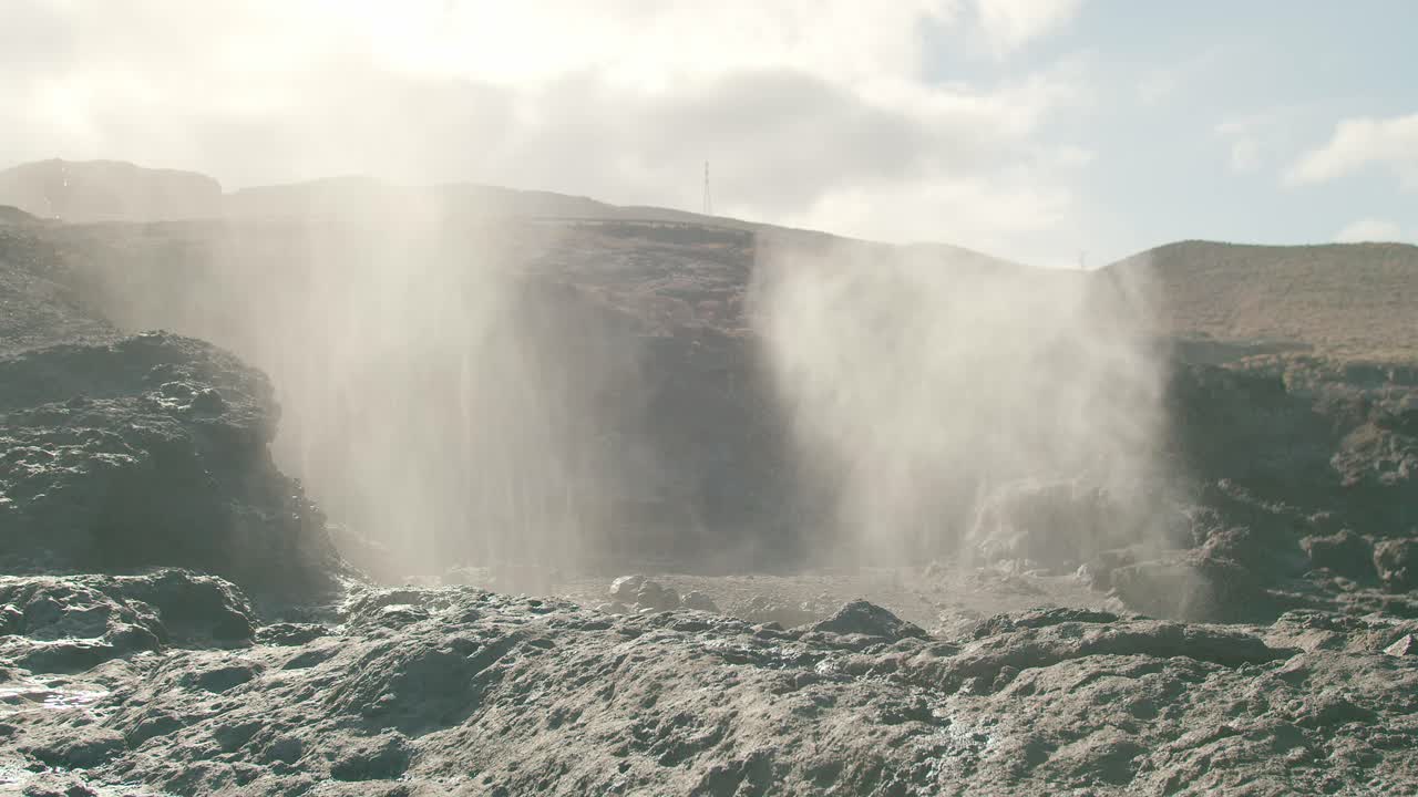 낮 에 바다 물 을 불어 넣는 해양 게이저