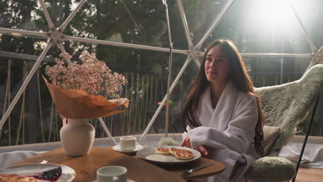 유리 에서 아침 식사를 즐기는 여자